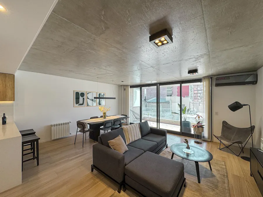 Departamento de 2 dormitorios con patio y amenities en zona río - Imagen 1 de 37