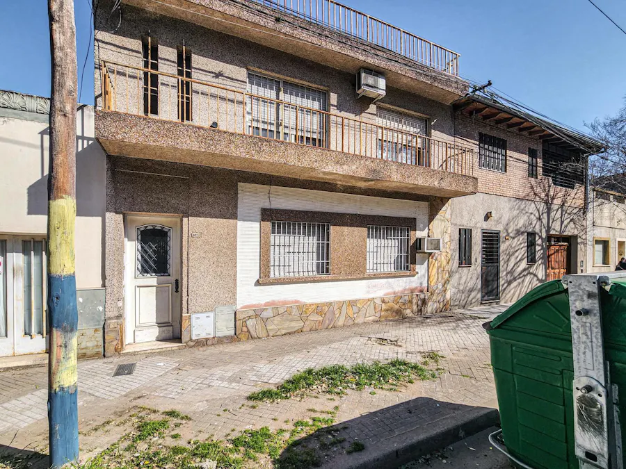 Casa en planta baja con 2 dormitorios más comodín y gran jardín en Luis Agote - Imagen 1 de 19