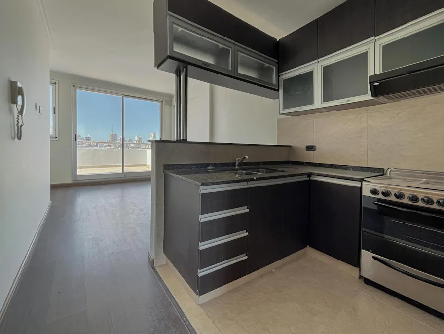 Departamento de 1 dormitorio con doble balcón terraza, pileta y quincho - Imagen 1 de 14