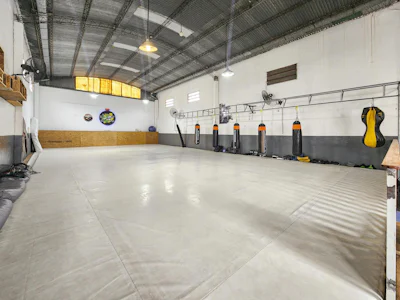 Casona comercial más galpón de 176m² en Abasto - Imagen 2