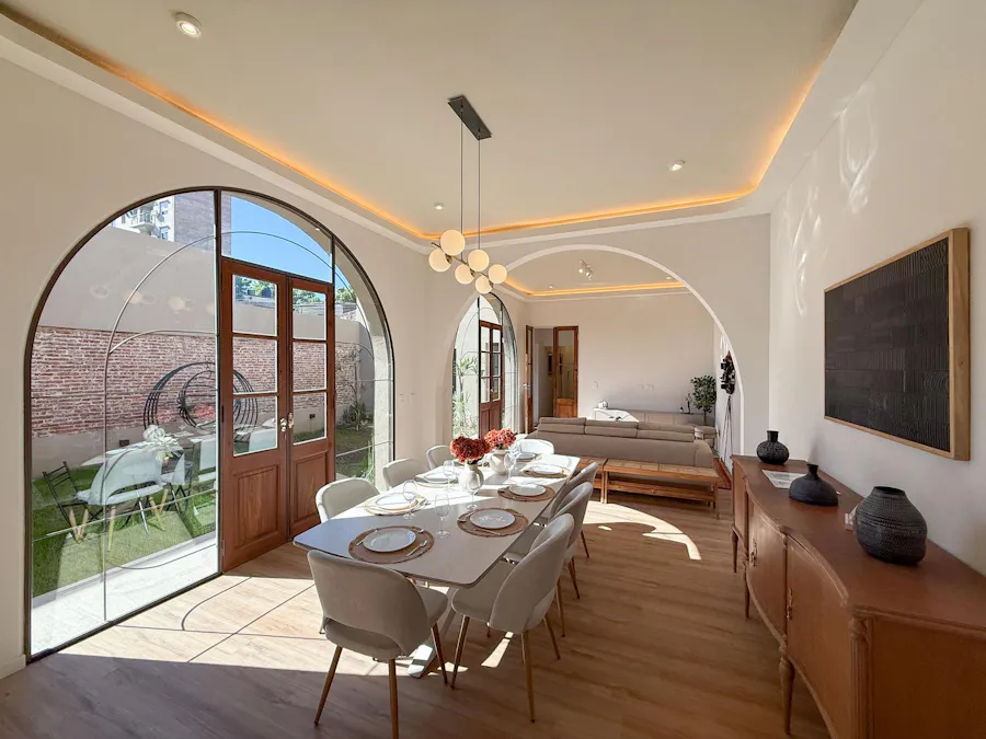 Casa de 4 dormitorios con cochera, quincho, jardín y pileta - Imagen 1 de 32