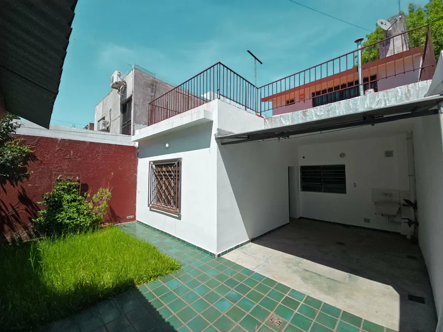 Casa de 3 dormitorios con patio y terraza en Refinerias - Imagen 1 de 22