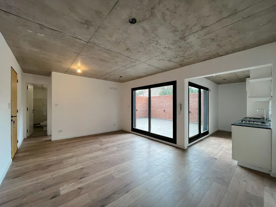 Departamento de 1 dormitorio a estrenar con mega patio en Pichincha - Imagen 1 de 25