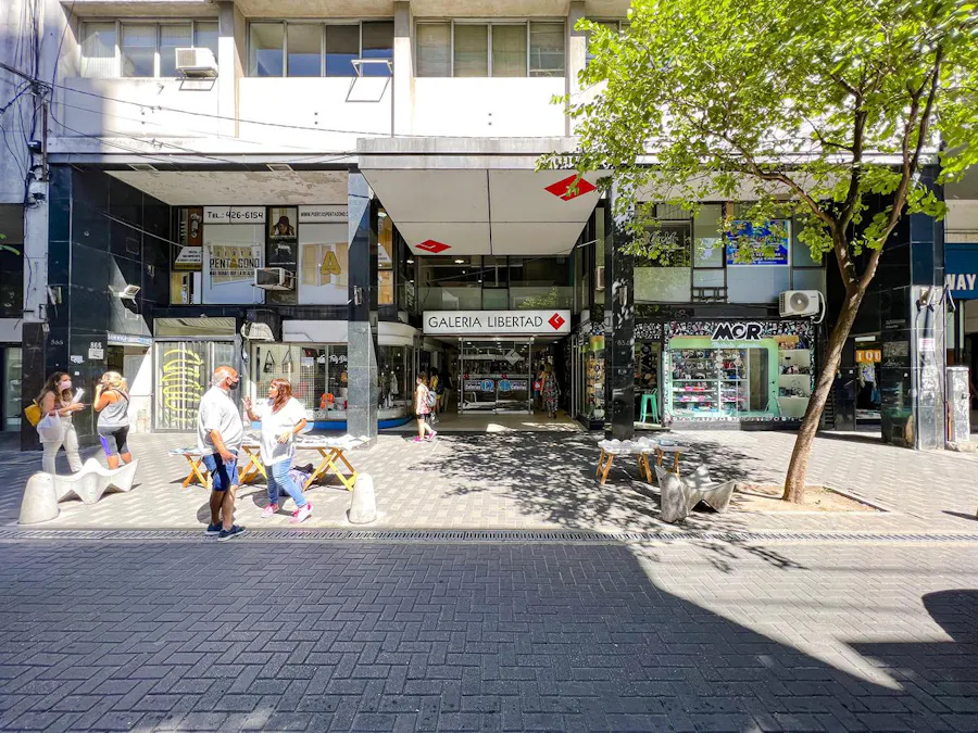 Oficina o Local en Galería Libertad con 2/3 privados. - Imagen 1 de 7