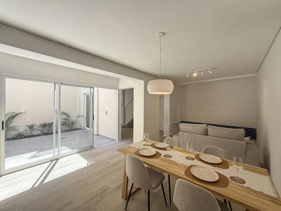 Casa de pasillo con 3 dormitorios, patio y parrillero en el Centro - Imagen 1 de 24