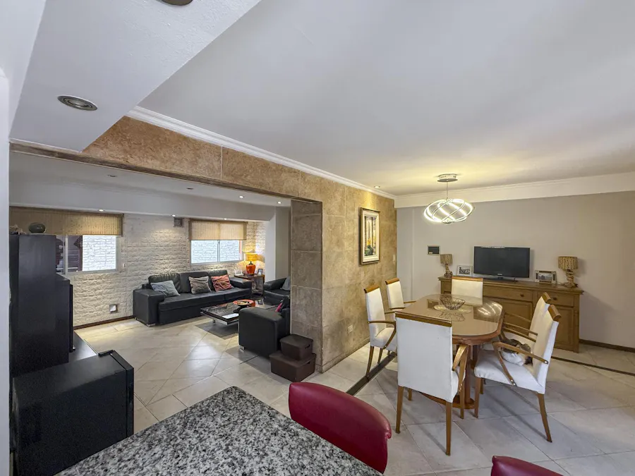 Departamento de 3 dormitorios de piso exclusivo sobre Av. Pellegrini - Imagen 1 de 16