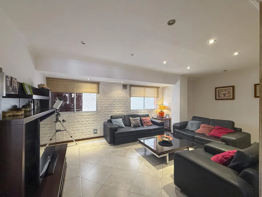 Departamento de 3 dormitorios de piso exclusivo sobre Av. Pellegrini - Imagen 1 de 16