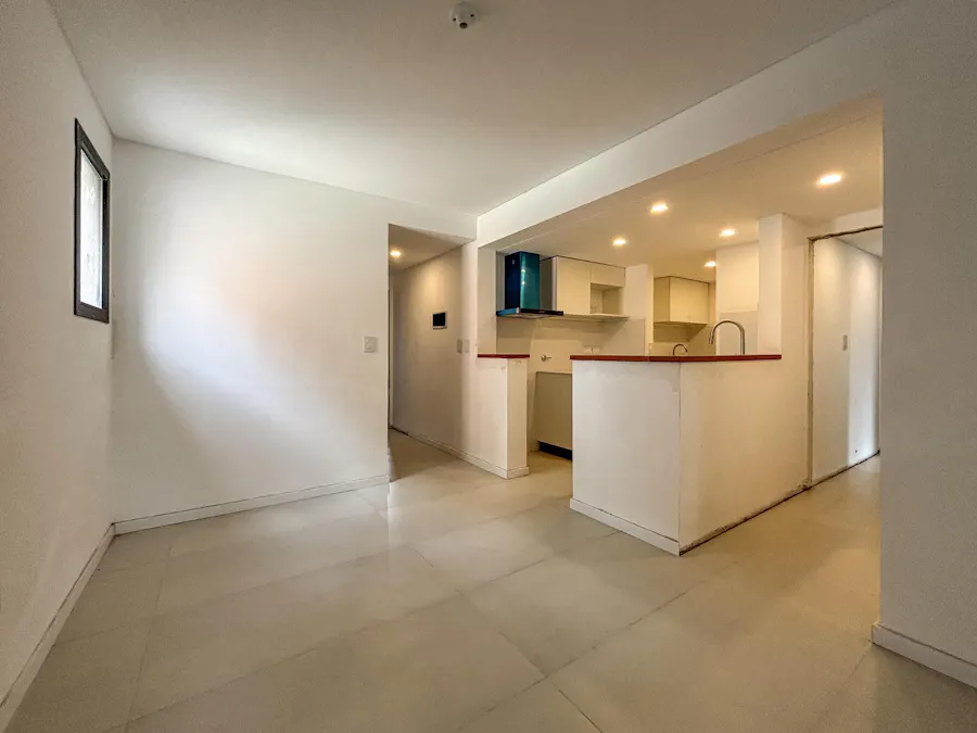 Departamento de 2 dormitorios, parrillero propio y amenites en zona río - Imagen 1 de 16