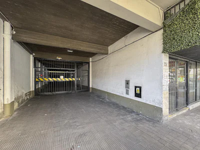 Cochera amplia de 18m² en el centro de Rosario - Imagen 1