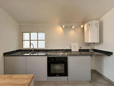 Casa de pasillo de 2 dormitorios con 2 baños y jardín en Arroyito - Imagen 5