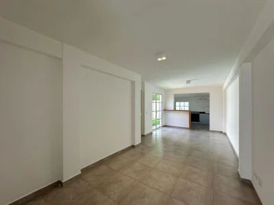 Casa de pasillo de 2 dormitorios con 2 baños y jardín en Arroyito - Imagen 3