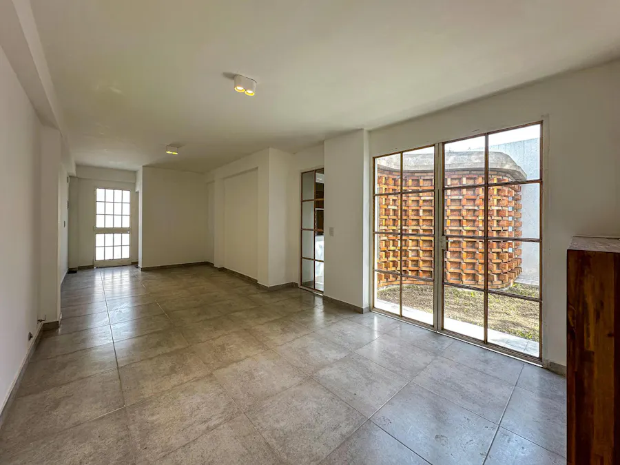 Casa de pasillo de 2 dormitorios con 2 baños y jardín en Arroyito - Imagen 1 de 26