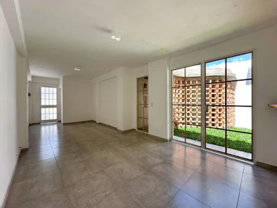 Casa de pasillo de 2 dormitorios con 2 baños y jardín en Arroyito - Imagen 1