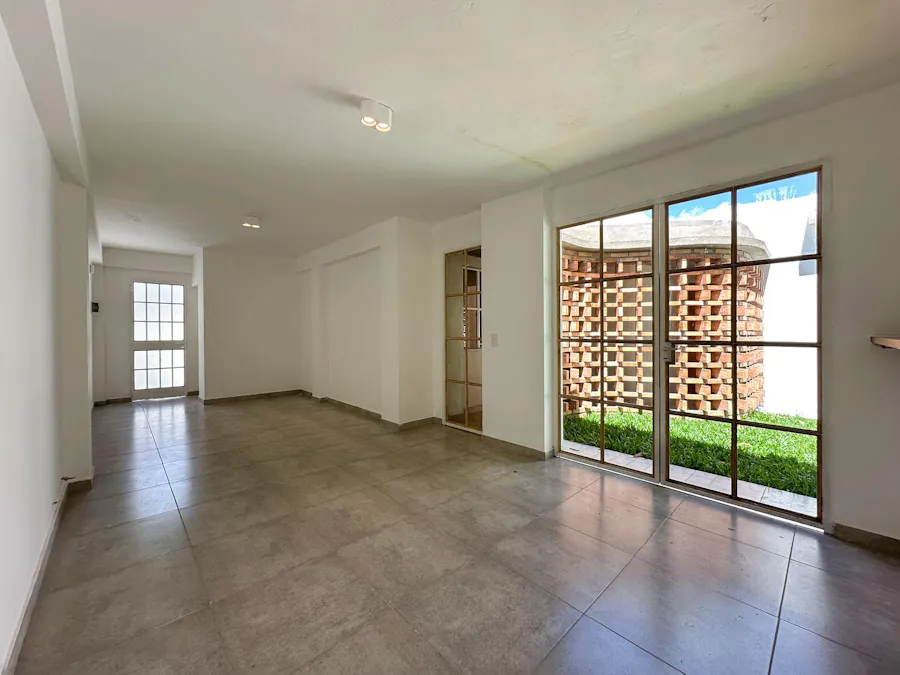 Casa de pasillo de 2 dormitorios con 2 baños y jardín en Arroyito - Imagen 1 de 27