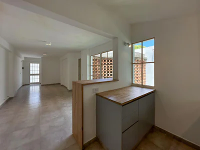 Casa de pasillo de 2 dormitorios con 2 baños y jardín en Arroyito - Imagen 4
