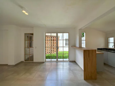 Casa de pasillo de 2 dormitorios con 2 baños y jardín en Arroyito - Imagen 2