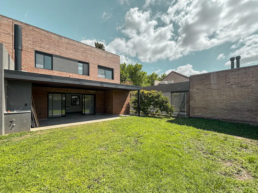 Casa de 3 dormitorios con parrillero y gran pileta a estrenar en Fisherton - Imagen 1 de 22