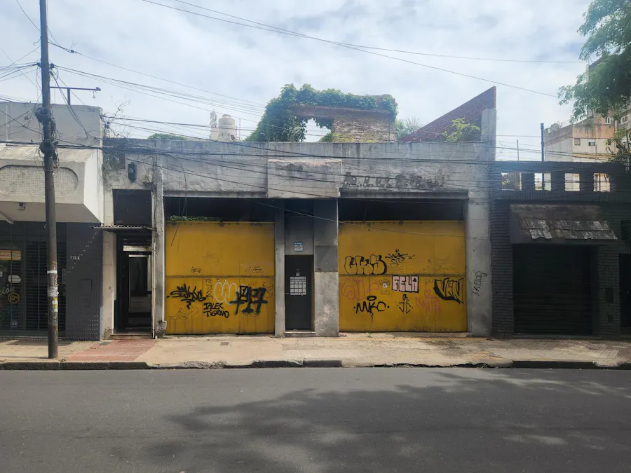 Local al frente o terreno apto edificación en altura con 129m² en el Centro - Imagen 1 de 3