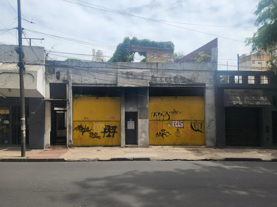 Local al frente o terreno apto edificación en altura con 129m² en el Centro - Imagen 1 de 3