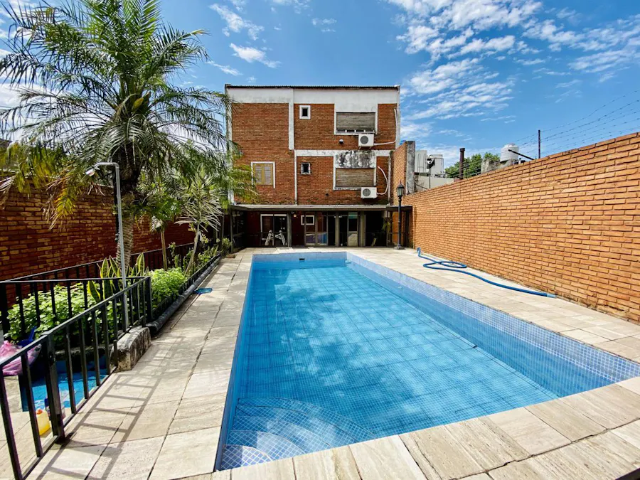 Casa de 7 dormitorios, quincho, gimnasio, cochera y pileta en Pichincha - Imagen 1 de 40