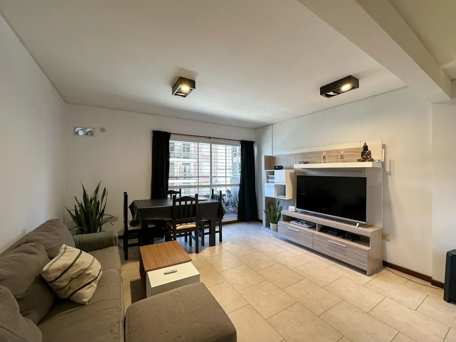 Departamento de 1 dormitorio al frente con balcón en Martin - Imagen 1 de 14