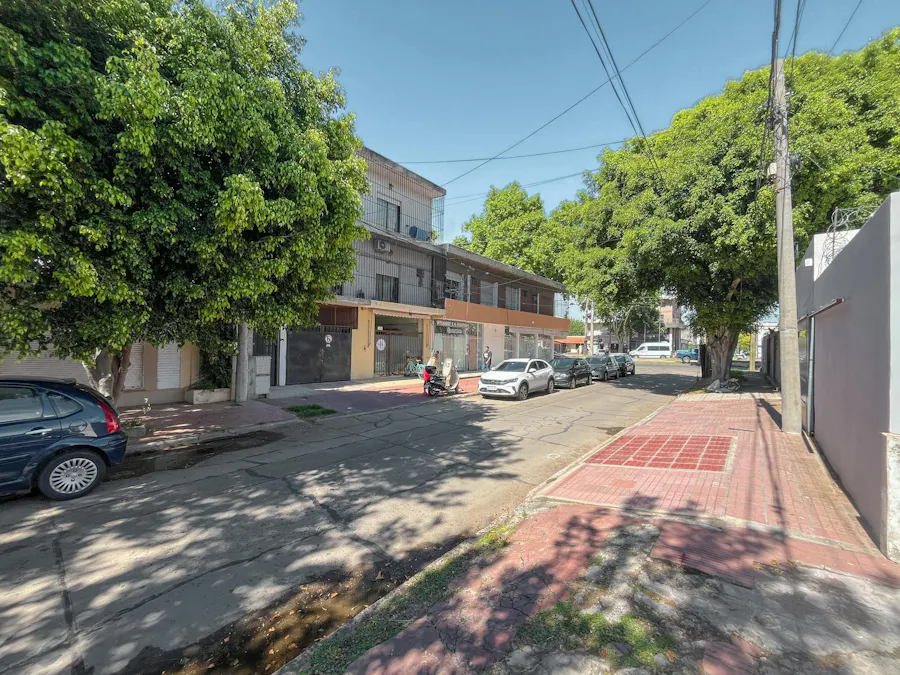 Local comercial con gran deposito y cocheras de cortesia en Alberdi - Imagen 1 de 11