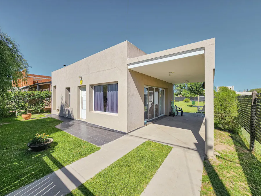 Casa de 2 dormitorios con gran jardín en Las Tardes, Roldan - Imagen 1 de 34