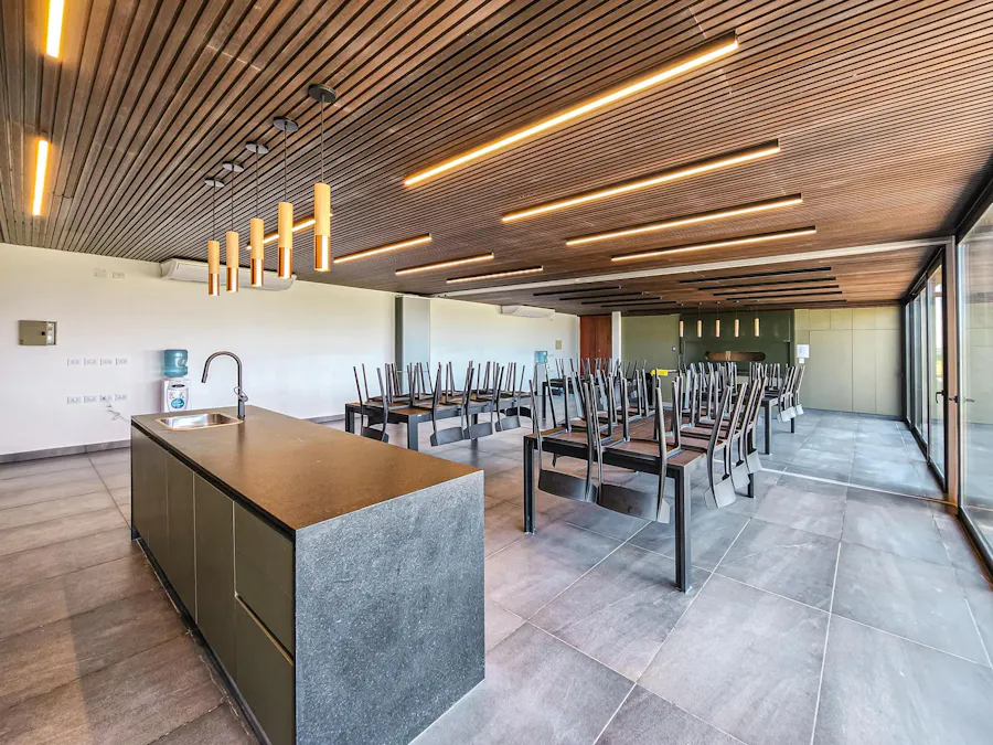 Terreno de 500m² con amenities y posesión inmediata en Funes Lakes - Imagen 1 de 27