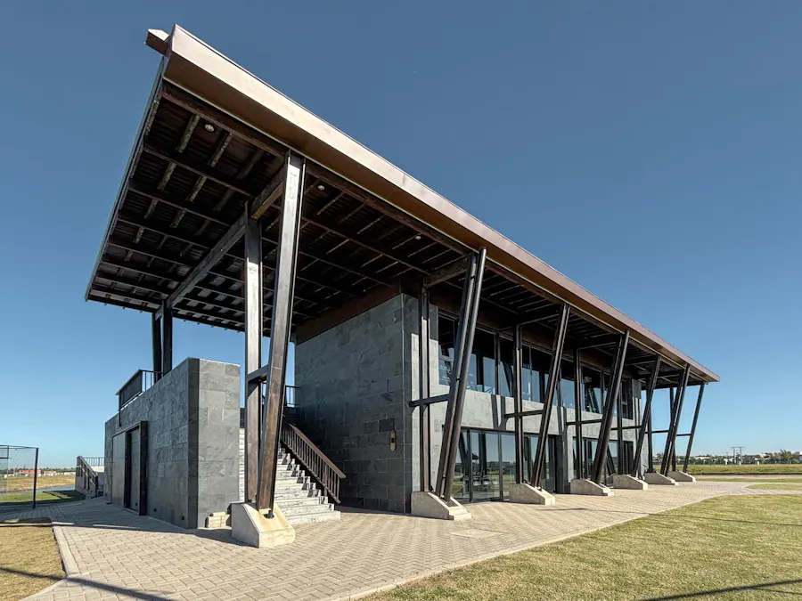 Terreno de 500m² con amenities y posesión inmediata en Funes Lakes - Imagen 1 de 15