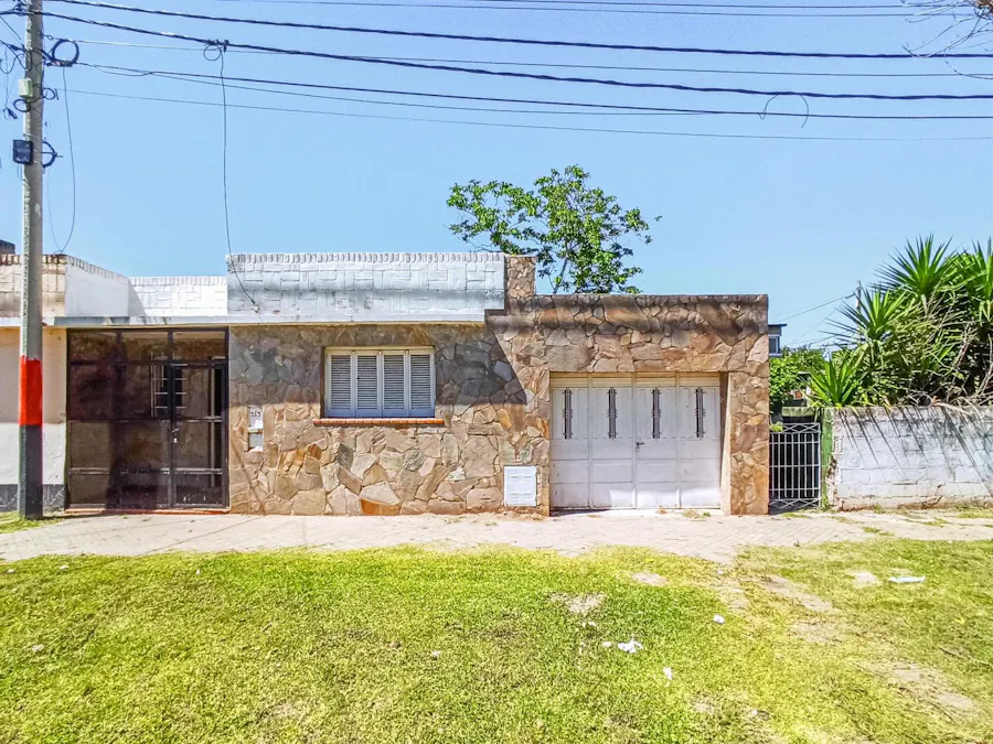 Casa para reciclar o demoler en amplio terreno en Granadero Baigorria - Imagen 1 de 25