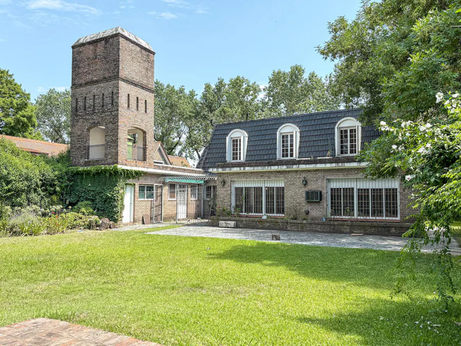 Casa de 6 dormitorios y 16 ambientes con mucho estilo frances en Fisherton - Imagen 1 de 50