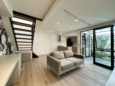Casa de pasillo de 2 dormitorios con terraza - Imagen 1