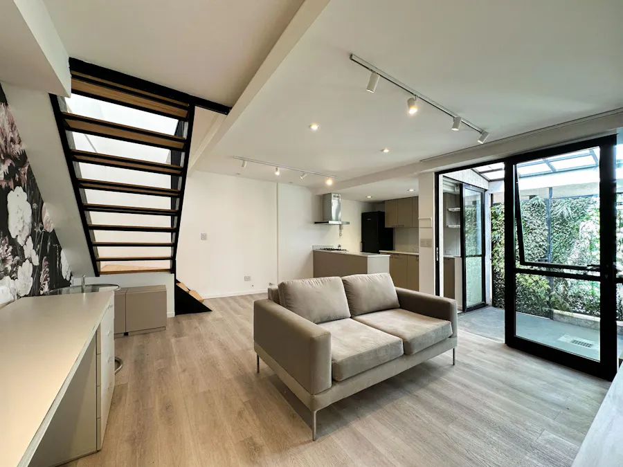 Casa de pasillo de 2 dormitorios con terraza - Imagen 1 de 22