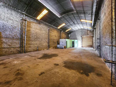 Galpón amplio con nucleo de oficinas en ideal zona logistica - Imagen 2
