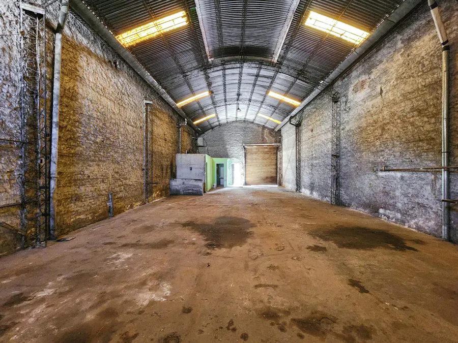 Galpón amplio con nucleo de oficinas en ideal zona logistica - Imagen 1 de 7