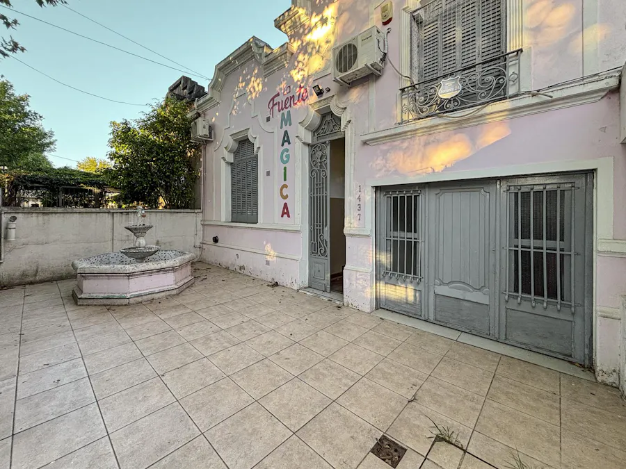 Casona comercial con 6 ambientes y cochera en barrio Belgrano - Imagen 1 de 19