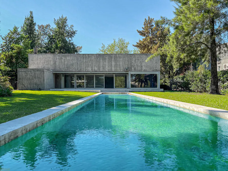 Casa de diseño con 3 dormitorios y terreno de 1.500m² en el Country Aldea Lago - Imagen 1 de 58