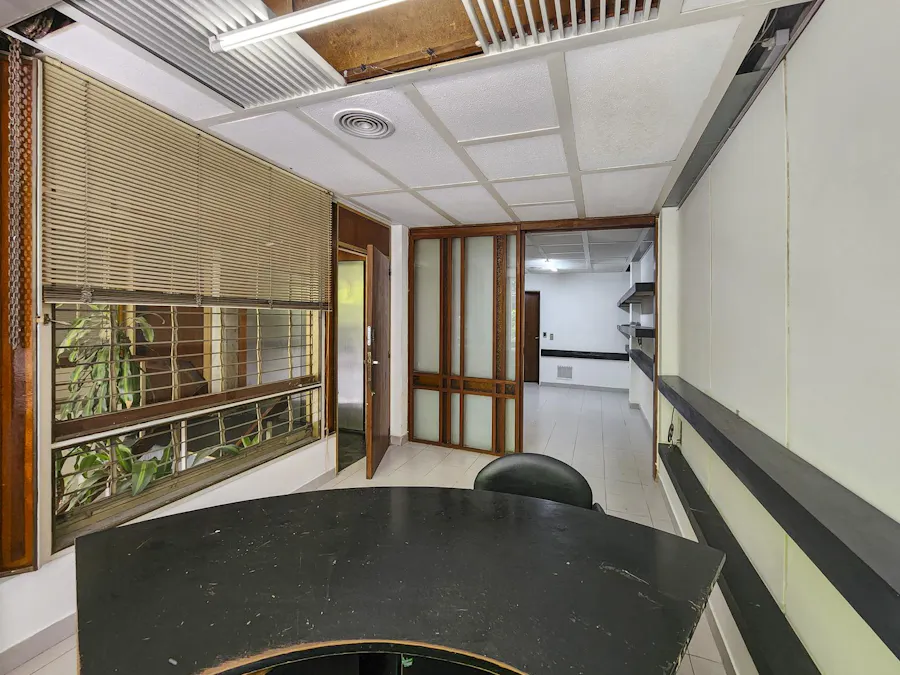 Oficina de piso exclusivo con deposito con ingreso por cocheras - Imagen 1 de 24