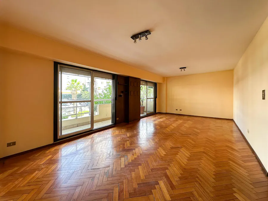 Departamento de 2/3 dormitorios con mega patio y cochera doble - Imagen 1 de 36