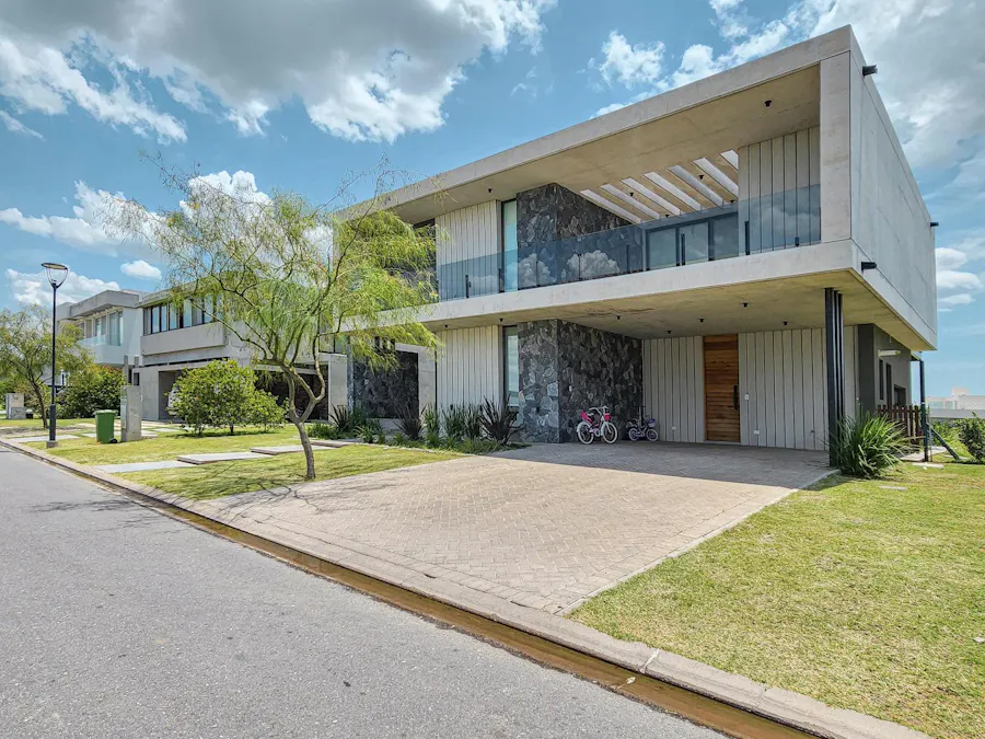 Casa de 3 dormitorios con pileta y losa radiante en Country Vida - Imagen 1 de 6