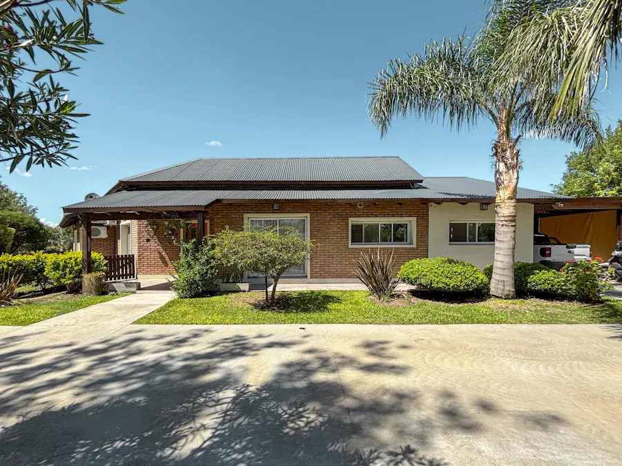 Casa de 3 dormitorios con gran jardín y pileta en Puerto Roldan - Imagen 1 de 58