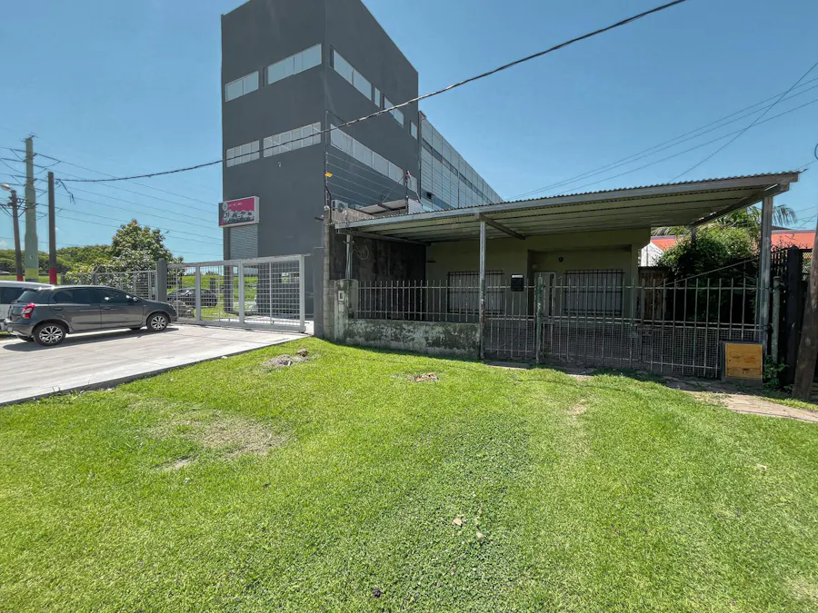 Importante local con oficinas, deposito y vidriera a Av. Circunvalación - Imagen 1 de 37