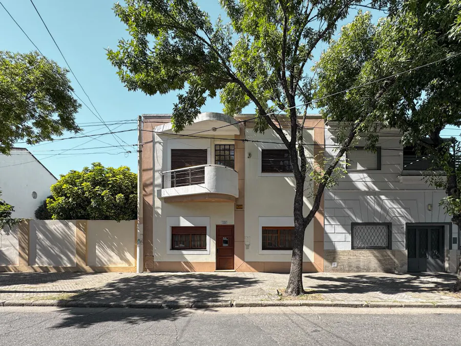 Casa de 5 dormitorios con quincho, jardín y cocheras en Abasto - Imagen 1 de 50