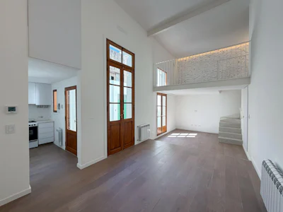 Casa de pasillo con 3 dormitorios, 3 baños, radiadores, escritorio y patio - Imagen 1