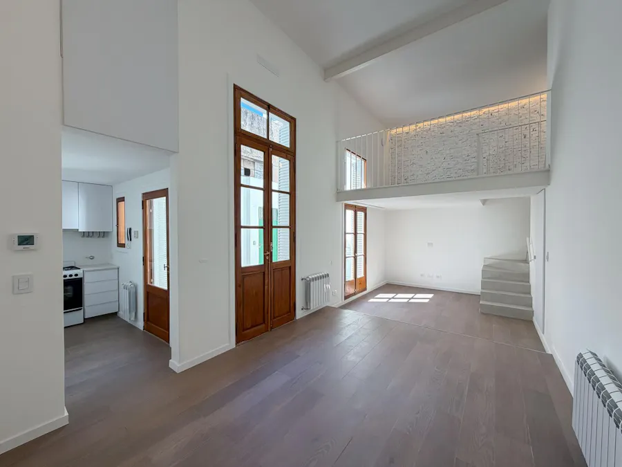 Casa de pasillo con 3 dormitorios, 3 baños, radiadores, escritorio y patio - Imagen 1 de 44