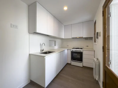 Casa de pasillo con 3 dormitorios, 3 baños, radiadores, escritorio y patio - Imagen 2