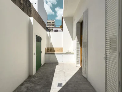 Casa de pasillo con 3 dormitorios, 3 baños, radiadores, escritorio y patio - Imagen 3