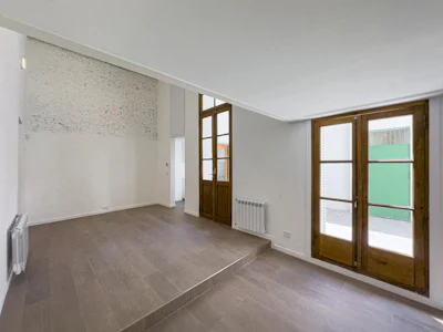 Casa de pasillo con 3 dormitorios, 3 baños, radiadores, escritorio y patio - Imagen 4