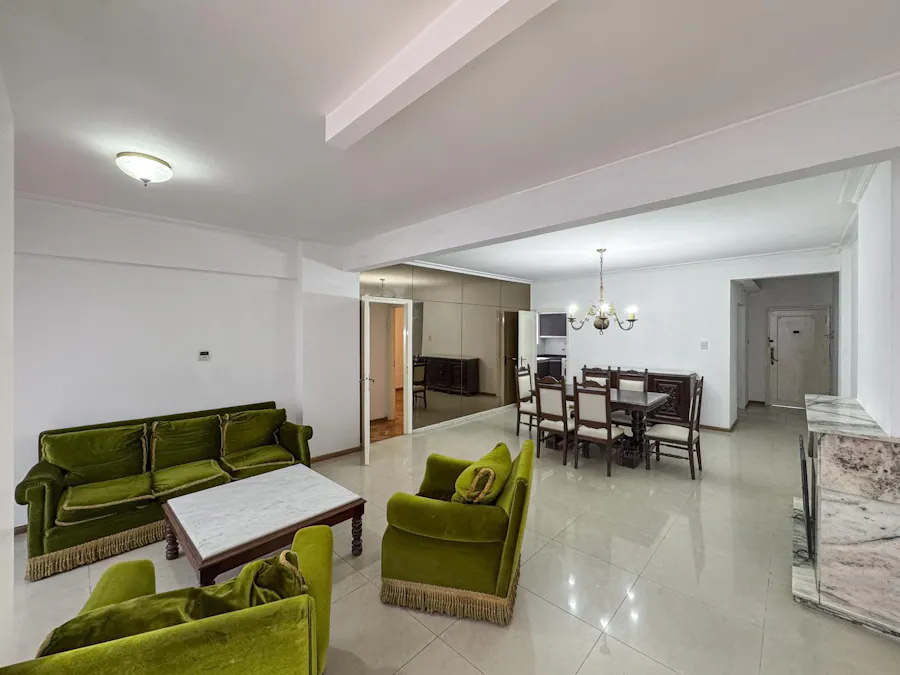 Departamento de 2/3 dormitorios con 2 patios y cochera en zona Parque España - Imagen 1 de 31