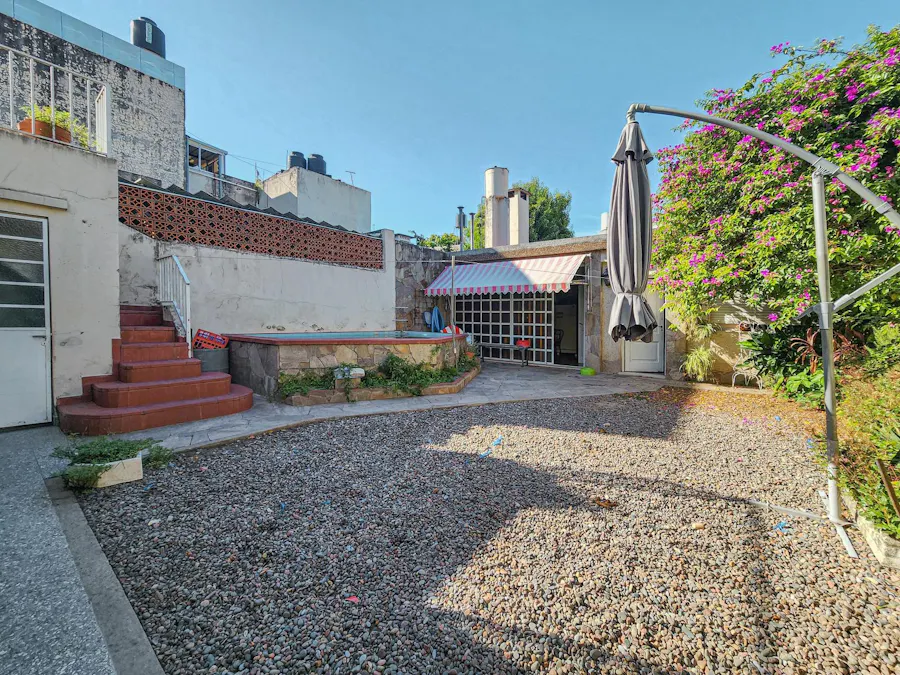 Casa de 4 o 5 dormitorios con pileta y quincho en Zona Sur - Imagen 1 de 36